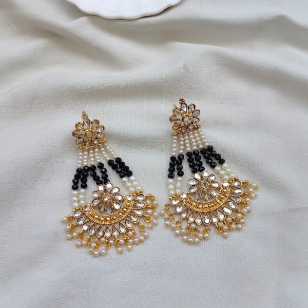Elegant Kundan Passa Earrings With Pearl Work - Image 3